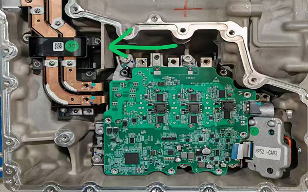 jimeng-2025-07-18-2578-技术示意图风格，展示新能源汽车EMI屏蔽系统的结构组成，重点标注导电海绵在连接器...